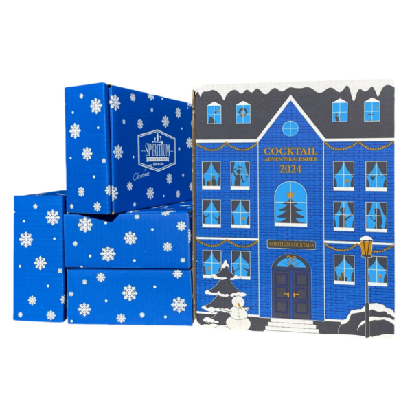 En blå adventskalender med teksten "COCKTAIL ADVENTSKALENDER 2024" og "SPIRITUM COCKTAILS" viser en bygning dekoreret med sne og julepynt. Ved siden af er blå kasser med snefnugmønster.