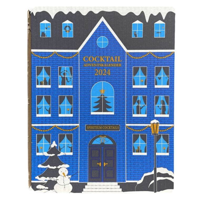 En blå bygning med gule lys viser teksten "COCKTAIL ADVENTSKALENDER 2024" og "SPIRITUM COCKTAILS." Den er dekoreret med sne, lyskæder og en snemand foran.