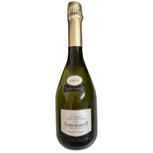 Champagneflaske med gylden folie, viser etiketter: "2012", "André Diligent", "Grand Millesime par André Diligent Buxeuil Champagne". Flasken står oprejst, omgivet af hvid baggrund.
