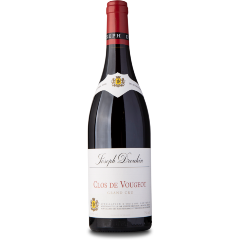 En vinflaske står oprejst mod en hvid baggrund. Etiketten viser teksten: "Joseph Drouhin", "Clos de Vougeot", "Grand Cru". Flaskens hals er rød med hvidt og guldbogstaver.