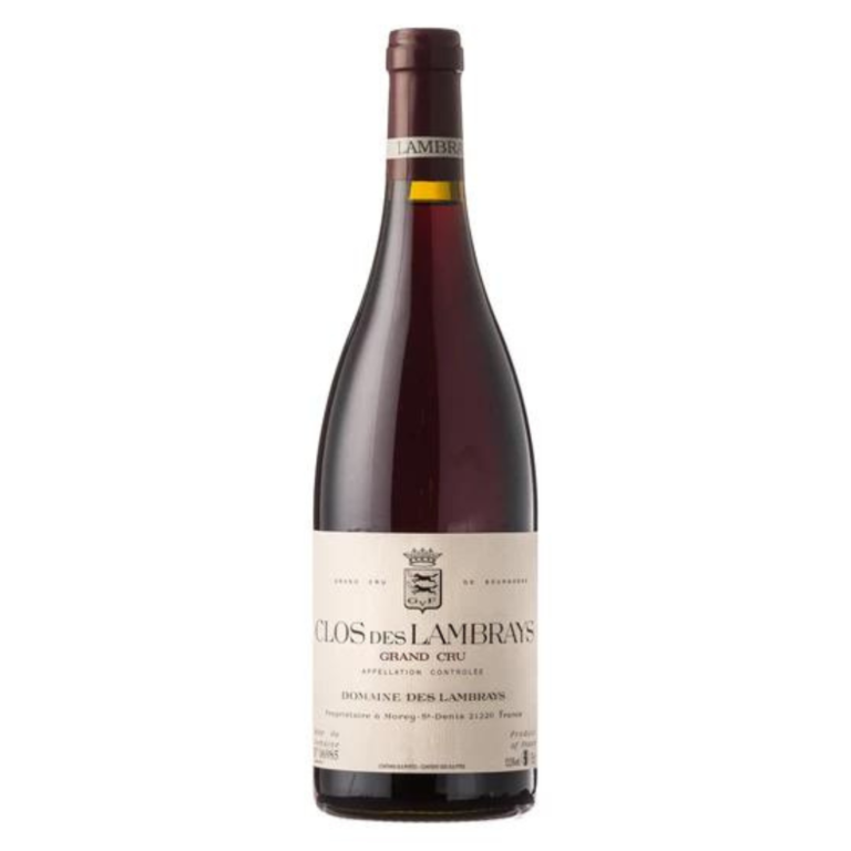Vinflaske står oprejst med etiket “CLOS des LAMBRAYS Grand Cru, Domaine des Lambrays, Appellation Contrôlée, Propriétaire à Morey-Saint-Denis 21220 France”. Baggrund er neutral.
