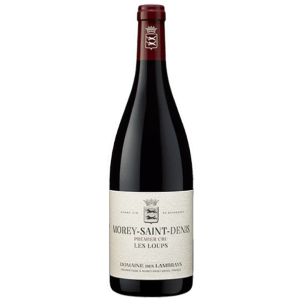Vinflaske står oprejst med en etiket, der siger: "Morey-Saint-Denis Premier Cru Les Loups, Domaine des Lambrays, Propriétaire à Morey-Saint-Denis, France." Hvid baggrund.
