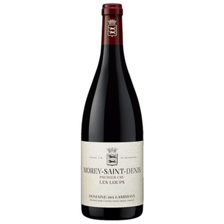 Vinflaske står oprejst med en etiket, der siger: "Morey-Saint-Denis Premier Cru Les Loups, Domaine des Lambrays, Propriétaire à Morey-Saint-Denis, France." Hvid baggrund.