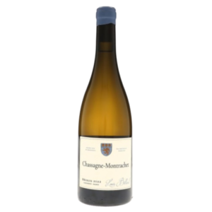 En vinflaske med etiket: "Chassagne-Montrachet, Récolte 2022, Louis Bileld", står oprejst i et neutralt miljø. Flasken har en blå top og en klar etikette.