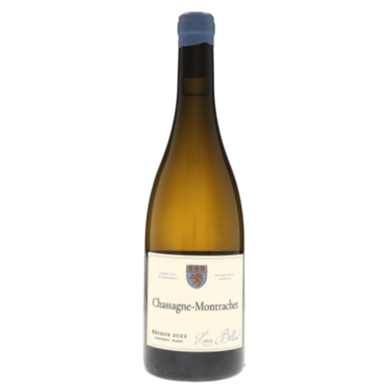 En vinflaske med etiket: "Chassagne-Montrachet, Récolte 2022, Louis Bileld", står oprejst i et neutralt miljø. Flasken har en blå top og en klar etikette.
