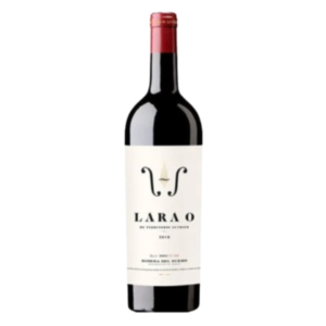 En flaske rødvin står oprejst, med etiket der viser: "LARA O, De Tierras de Altura, 2018, Bodegas del Queiles." Flasken har en rød kapsel, på en hvid baggrund.