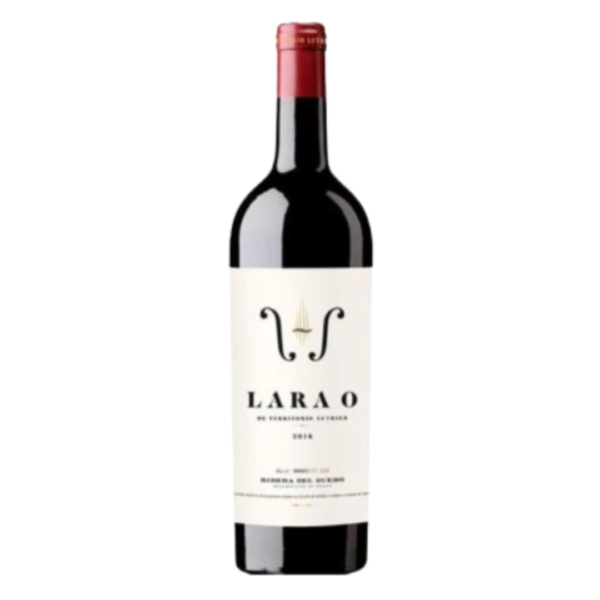 En flaske rødvin står oprejst, med etiket der viser: "LARA O, De Tierras de Altura, 2018, Bodegas del Queiles." Flasken har en rød kapsel, på en hvid baggrund.