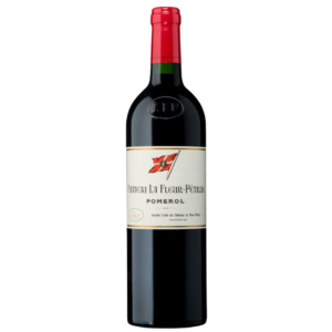 Flaske med rødvin står oprejst, mærkat viser: "Château La Fleur-Pétrus, Pomerol." Flaskehalsen er rød. Enkel hvid baggrund.