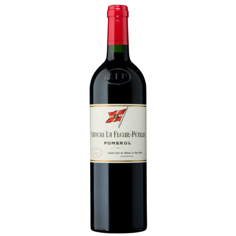 Flaske med rødvin står oprejst, mærkat viser: "Château La Fleur-Pétrus, Pomerol." Flaskehalsen er rød. Enkel hvid baggrund.