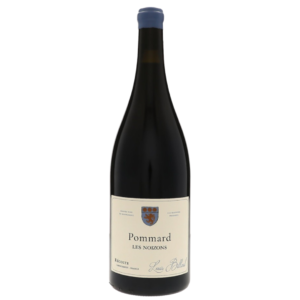 En vinflaske med blå kapsel står oprejst. Etiketteksten lyder: "Pommard Les Noizons, Grand Vin de Bourgogne, Louis Boillot, Récolte". Hvid baggrund.