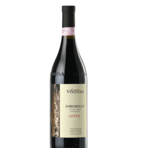 Flaske med rødvin står på hvid baggrund. Etiketten viser teksten: "Voghera", "Barbaresco", "Cottà". Omkring halsen ses en lyserød banderole. Flasken er mørk.
