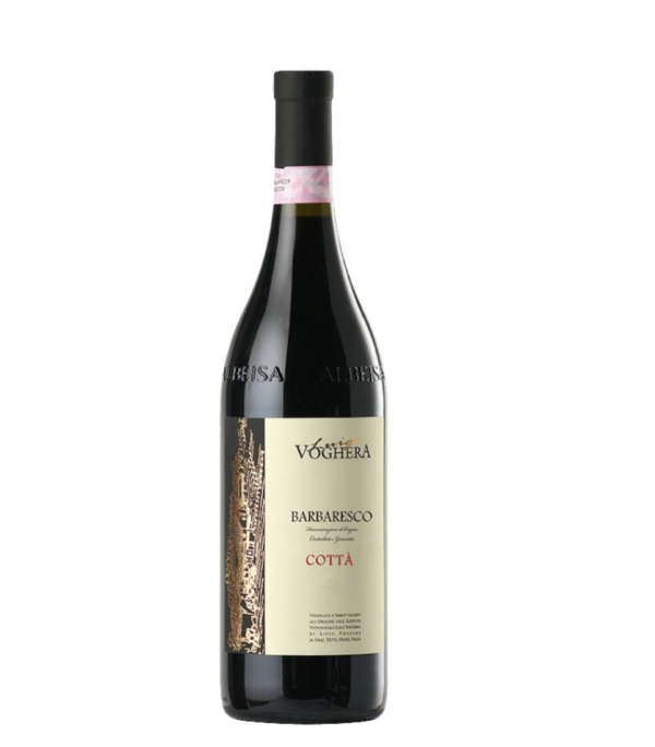 Flaske med rødvin står på hvid baggrund. Etiketten viser teksten: "Voghera", "Barbaresco", "Cottà". Omkring halsen ses en lyserød banderole. Flasken er mørk.