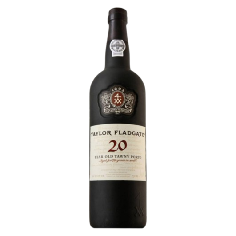 Flaske viser tekst: "Taylor Fladgate 20 Year Old Tawny Porto, Aged for 20 years in wood, 20% vol, 750 ml." Står mod en hvid baggrund.