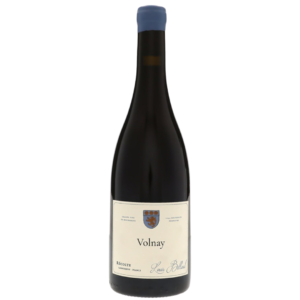 Vinflaske med blå kapsel, etiketten viser teksten: "Volnay, Grand Vin de Bourgogne, RÉCOLTE, Louis Boillot, Laborecey-France," og et våbenskjold, står mod en hvid baggrund.