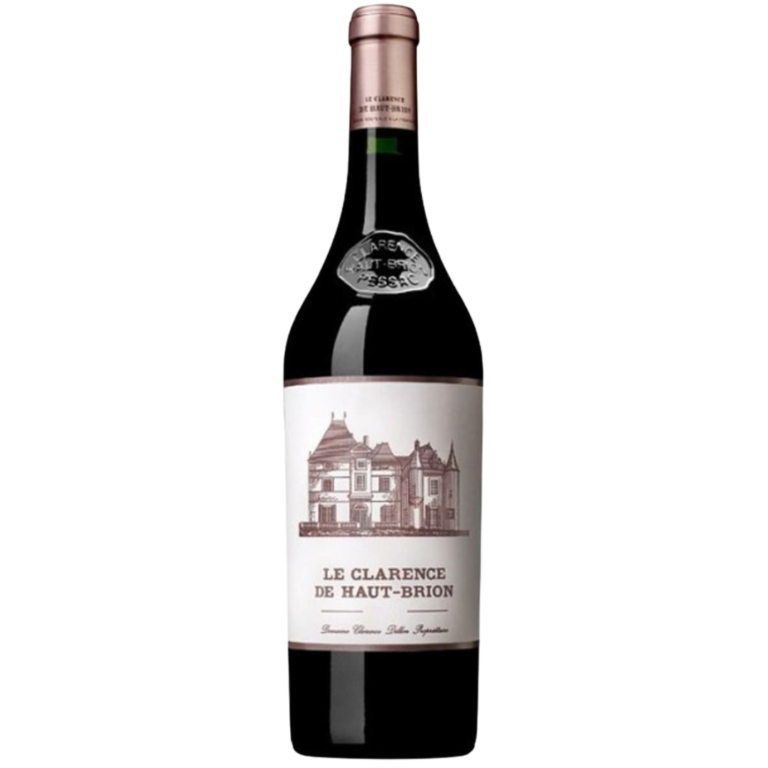 En vinflaske med etiketten "LE CLARENCE DE HAUT-BRION," viser en tegning af et hus. Flasken står i et neutralt rum.